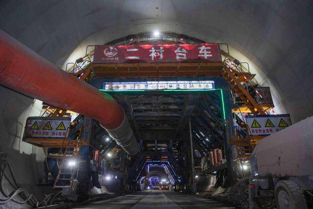 隧道贯通成都重庆至昆明旅行时间大幅缩短米乐m6登录入口渝昆高铁新进展：谢家榜