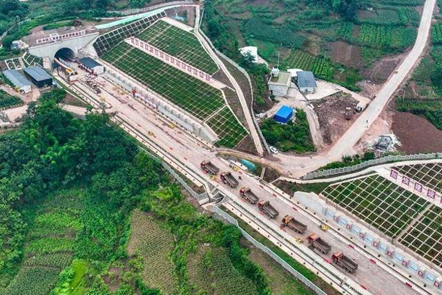 隧道贯通成都重庆至昆明旅行时间大幅缩短米乐m6登录入口渝昆高铁新进展：谢家榜(图2)