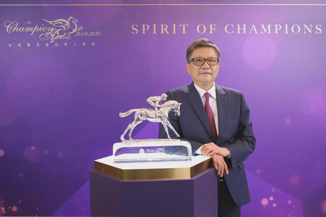 眼罩夺魁家族曾养香港马王米乐m6网站王经纬赛驹戴(图1)