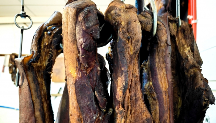 全是肥肉 网友：连传统美食都不放过米乐m6网站女子撕开腊肉表面发现(图2)